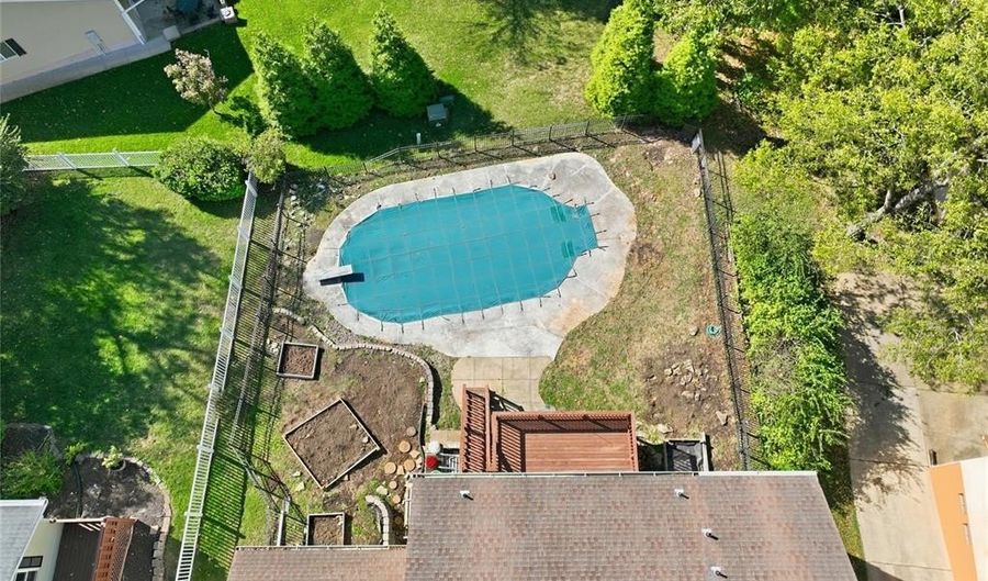 477 Ironwood Dr, Ballwin, MO 63011 - 4 Beds, 4 Bath