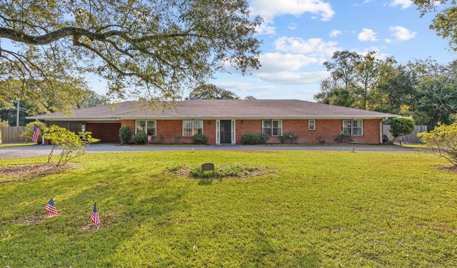 1215 N State St, Abbeville, LA 70510 - 3 Beds, 3 Bath
