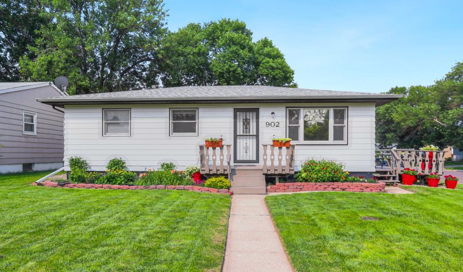 902 S 17th St, Aberdeen, SD 57401 - 4 Beds, 2 Bath