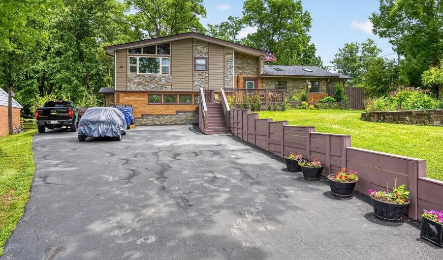 2066 Evanor Ln, Anderson Twp., OH 45244 - 5 Beds, 3 Bath