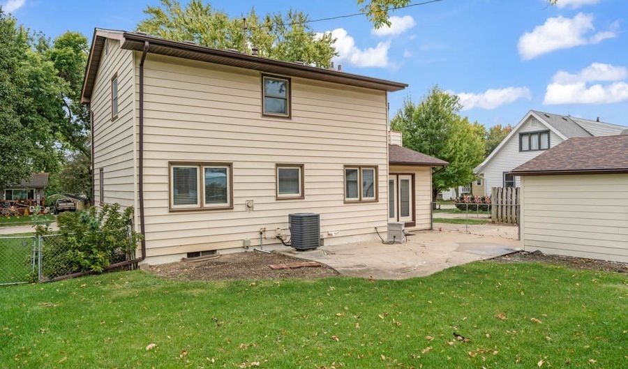 210 11th Ave SW, Altoona, IA 50009 - 3 Beds, 2 Bath