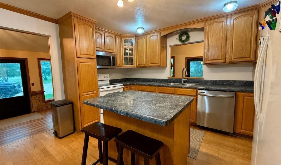 13498 Westbrook St, Ackley, IA 50601 - 4 Beds, 3 Bath
