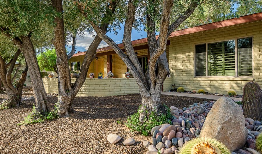 7829 E CAREFREE ESTATES Cir, Carefree, AZ 85377 - 3 Beds, 2 Bath