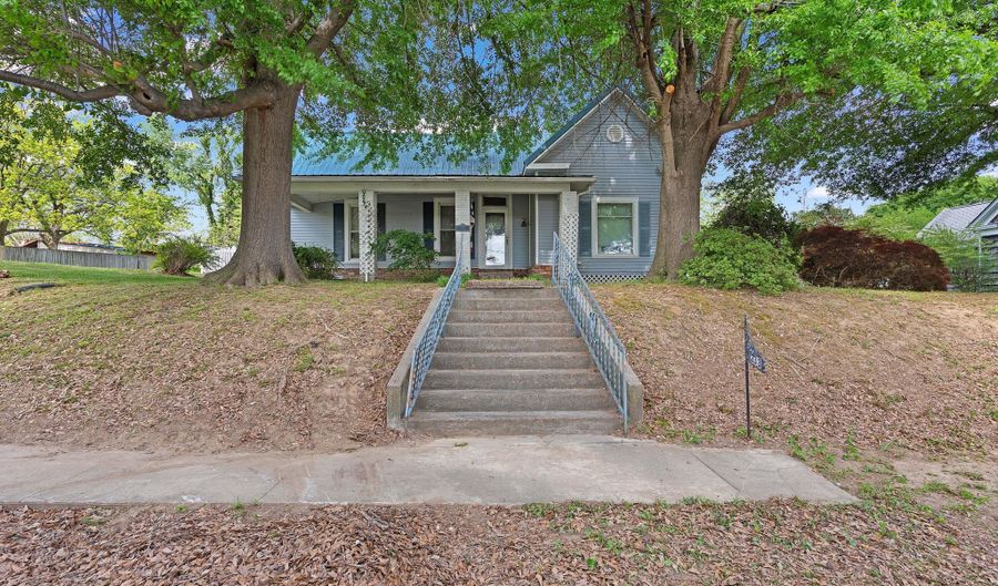 233 E Main St, Bells, TN 38006 - 3 Beds, 2 Bath