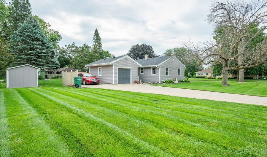 301 5th Street Pl SE, Altoona, IA 50009 - 2 Beds, 1 Bath