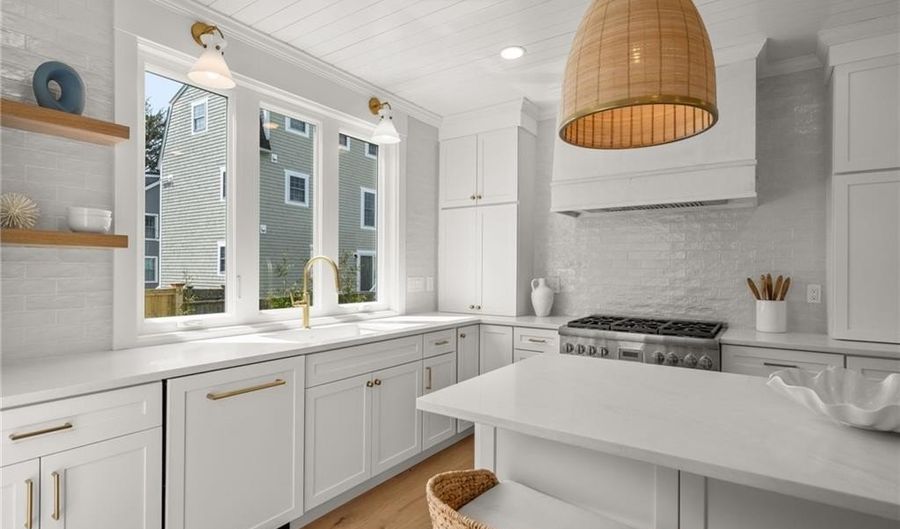 7 Wellington Ave, Newport, RI 02840 - 4 Beds, 3 Bath