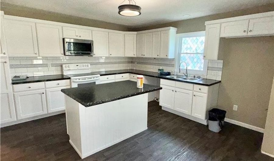 401 W Chestnut St, Archie, MO 64725 - 6 Beds, 3 Bath