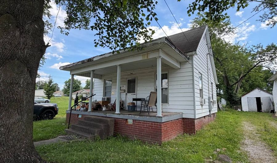 222 S 5th St, Albion, IL 62806 - 2 Beds, 1 Bath