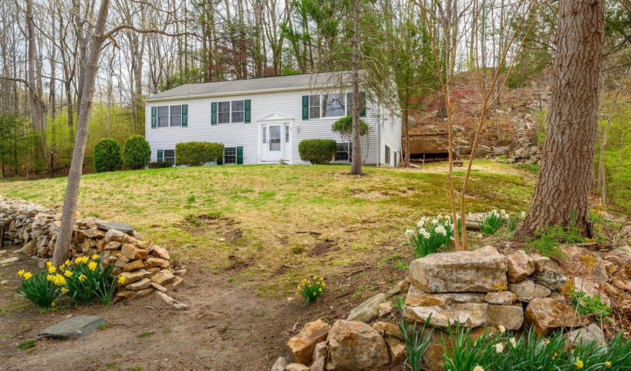 23 Oak Grove Rd, Brookfield, CT 06804 - 3 Beds, 3 Bath