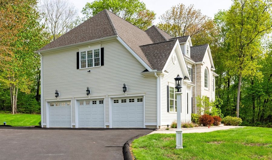 64 Warren Gln, Burlington, CT 06013 - 4 Beds, 4 Bath