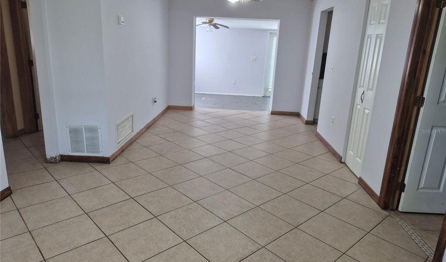 5 W NIGHTINGALE St, Apopka, FL 32712 - 3 Beds, 2 Bath