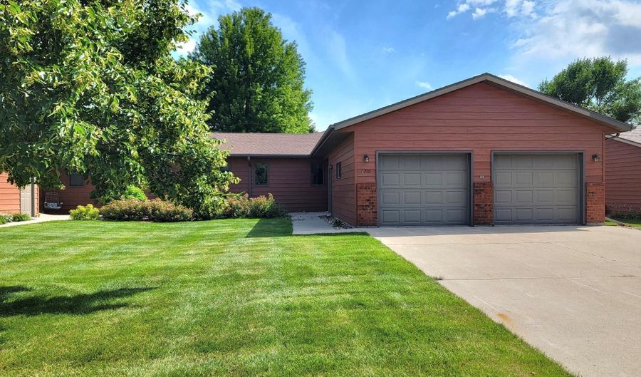 2710 Railroad Cir, Aberdeen, SD 57401 - 2 Beds, 2 Bath