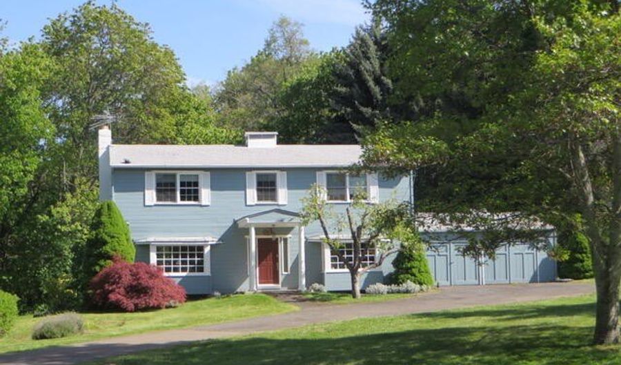 399 Mowetza Dr, Ashland, OR 97520 - 4 Beds, 2 Bath