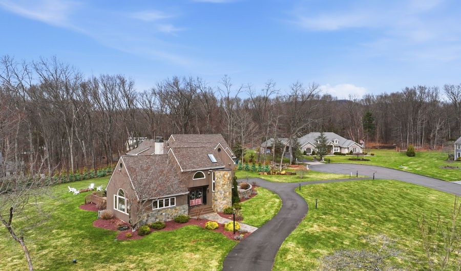 28 E Ridge Ct, Cheshire, CT 06410 - 5 Beds, 3 Bath