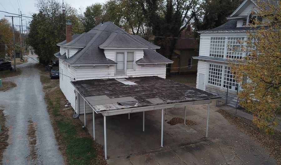 701 S Washington Ave, Wellington, KS 67152 - 5 Beds, 3 Bath