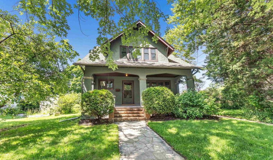 1228 W LAWRENCE St, Appleton, WI 54914 - 3 Beds, 3 Bath