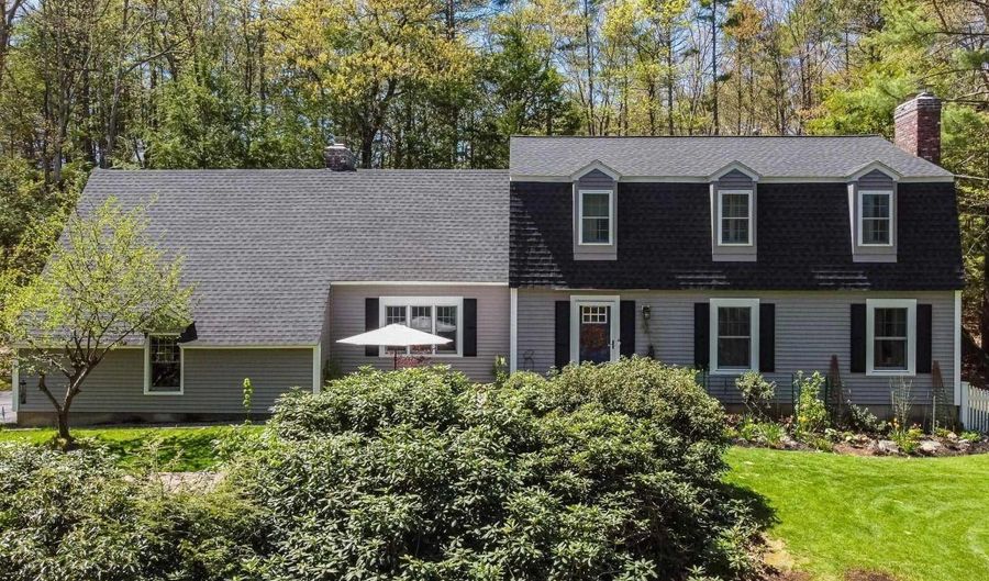 10 Greenbriar Ln, Amherst, NH 03031 - 4 Beds, 3 Bath