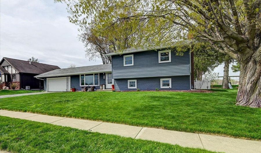 324 S Cleveland Ave, Deforest, WI 53532 - 3 Beds, 2 Bath