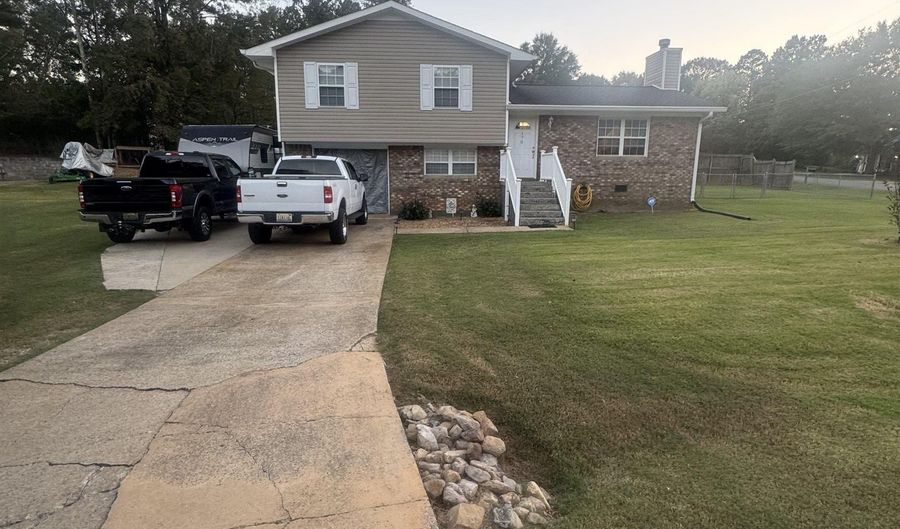 170 STARLA Dr, Anniston, AL 36207 - 6 Beds, 3 Bath