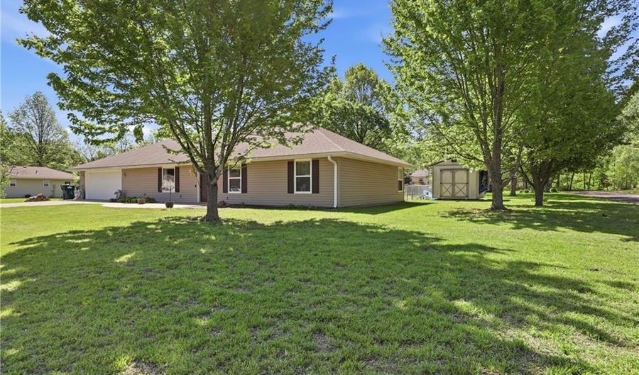 103 W Locust St, Archie, MO 64725 - 3 Beds, 3 Bath
