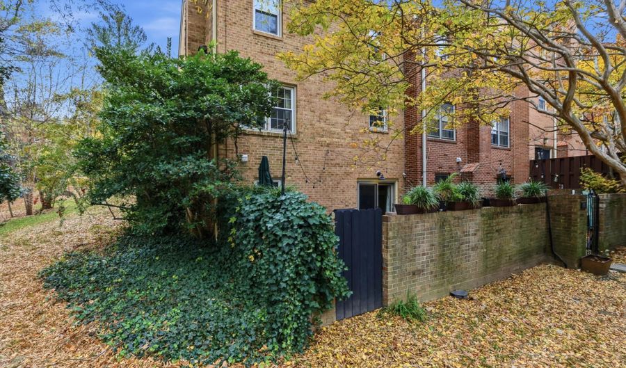 661 N ARMISTEAD St, Alexandria, VA 22312 - 3 Beds, 4 Bath