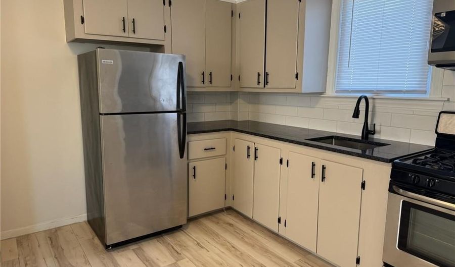 33 Saint Elizabeth St 2, Bristol, RI 02809 - 2 Beds, 1 Bath