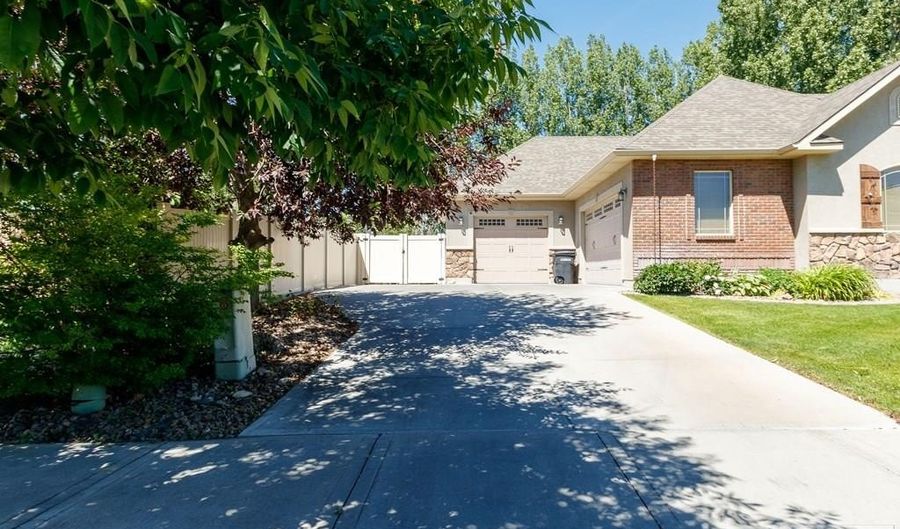 2054 S Castelli Dr, Ammon, ID 83401 - 5 Beds, 3 Bath