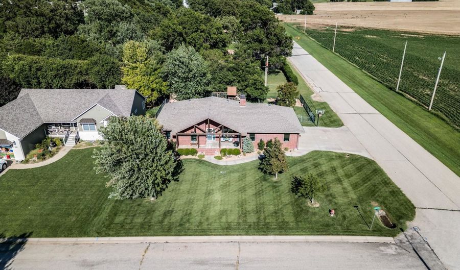102 N Finch Ct, Andale, KS 67001 - 5 Beds, 3 Bath