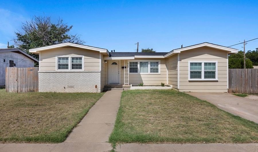 300 SW 10th St, Andrews, TX 79714 - 4 Beds, 1 Bath