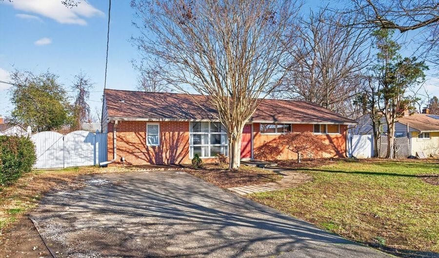 6307 COTTONWOOD Dr, Alexandria, VA 22310 - 3 Beds, 2 Bath