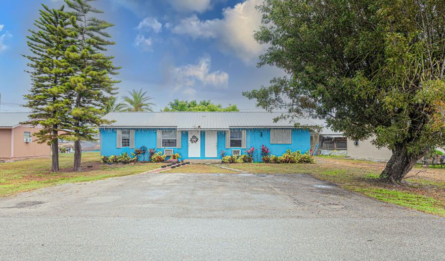 1043 NE 20th St, Belle Glade, FL 33430 - 4 Beds, 2 Bath