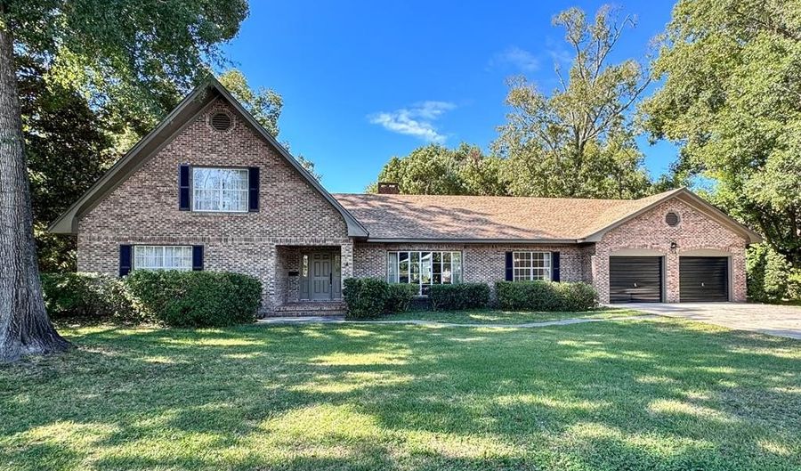 22 12th St, Apalachicola, FL 32320 - 4 Beds, 3 Bath