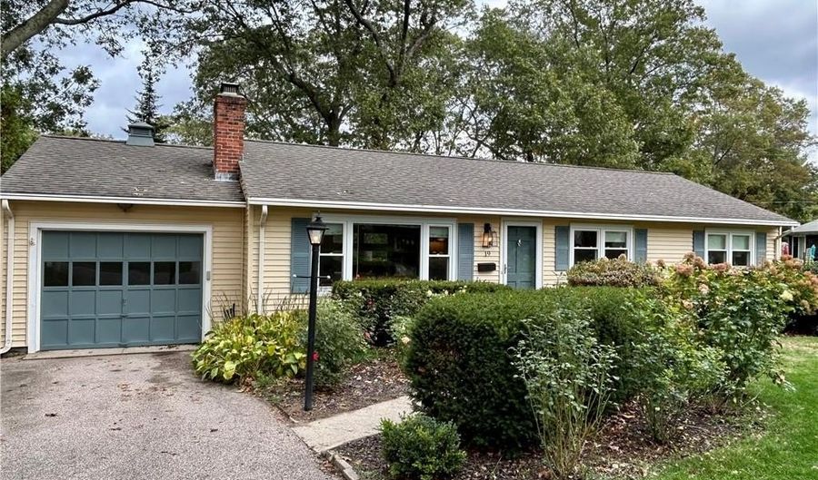 19 Terrace Dr, East Greenwich, RI 02818 - 3 Beds, 2 Bath