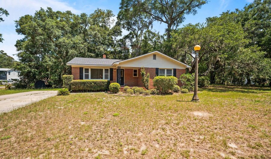 25 Miller Dr W, Beaufort, SC 29907 - 3 Beds, 2 Bath