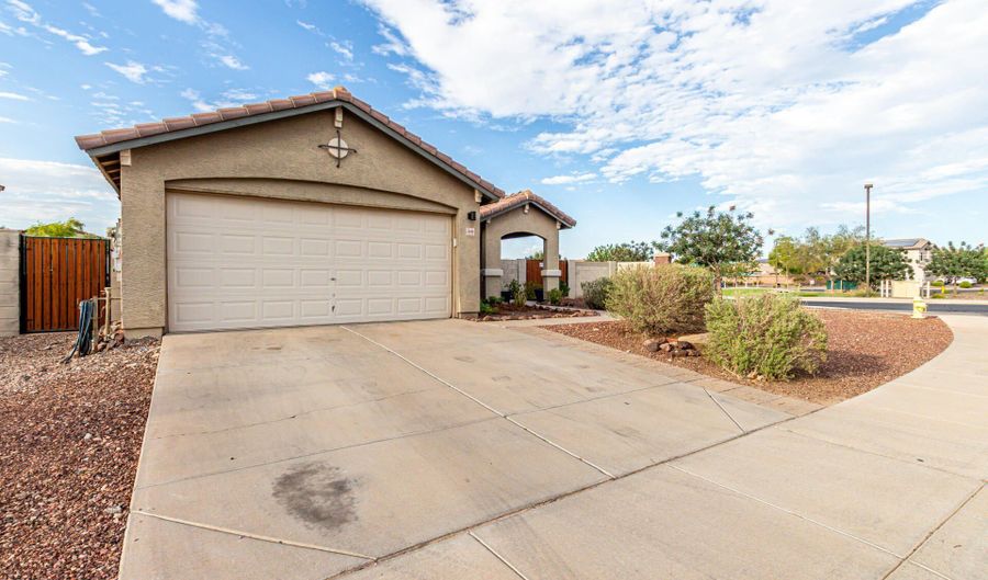 25666 W ST CHARLES Ct, Buckeye, AZ 85326 - 4 Beds, 2 Bath