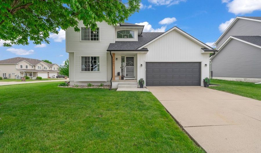 1001 9th Avenue Pl SE, Altoona, IA 50009 - 3 Beds, 3 Bath