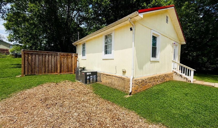 118 W Fulton St, Alcoa, TN 37701 - 2 Beds, 1 Bath