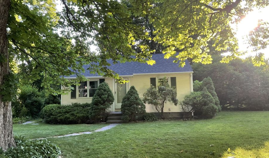 4 Elgin Ave, Bethel, CT 06801 - 2 Beds, 1 Bath
