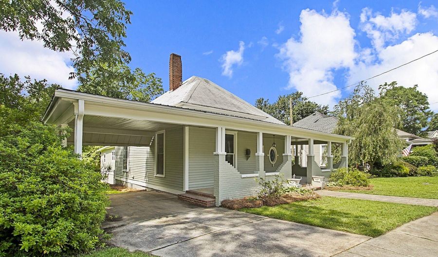 135 Holmes St, Barnesville, GA 30204 - 4 Beds, 2 Bath