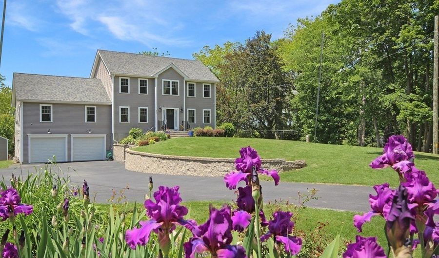 585 Chestnut St, Ashland, MA 01721 - 3 Beds, 4 Bath
