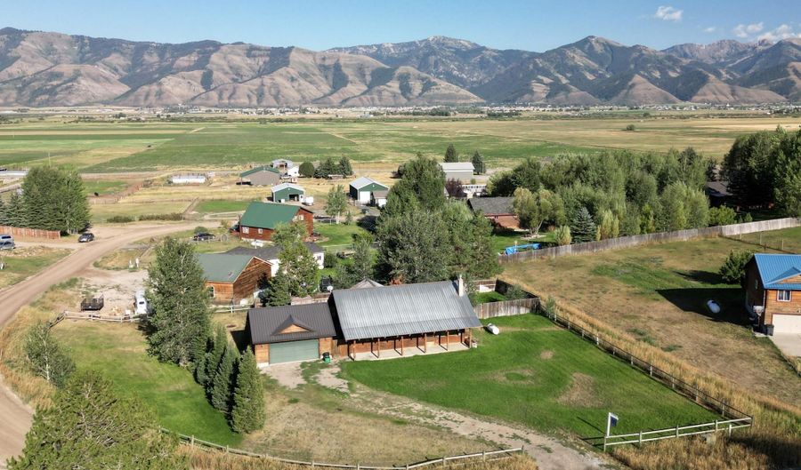 251 HILLVIEW Dr, Afton, WY 83110 - 3 Beds, 2 Bath