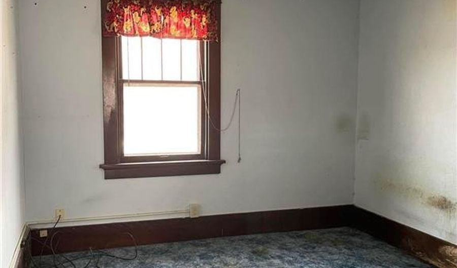 607 W Clark St, Albert Lea, MN 56007 - 3 Beds, 2 Bath