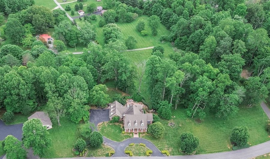 192 Lakeshore Dr, Albany, KY 42602 - 6 Beds, 9 Bath
