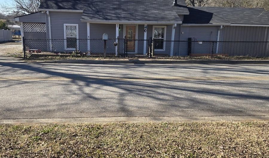 213 LUMBER St, Lincolnton, GA 30817 - 2 Beds, 2 Bath