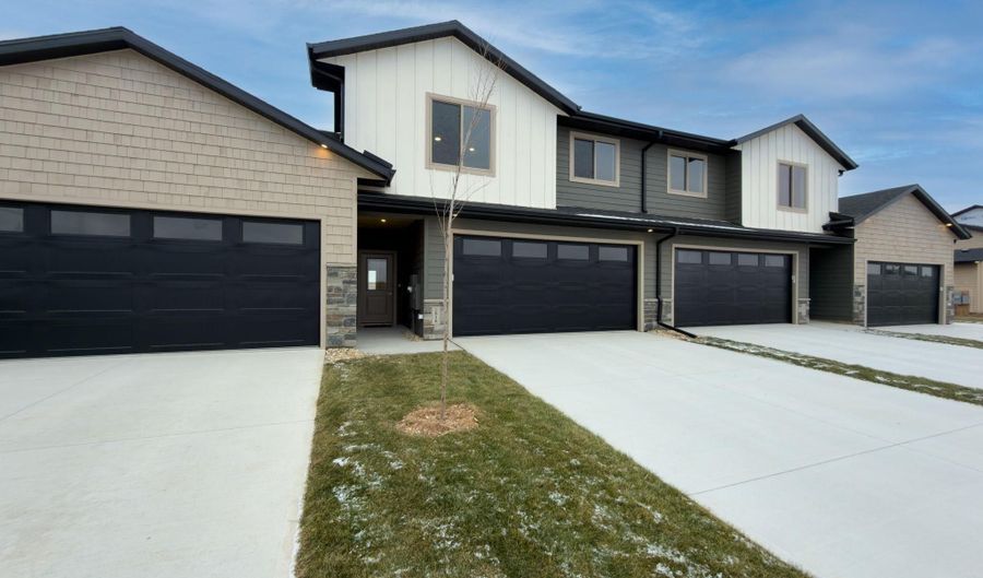 2820 E Hazelnut St, Brandon, SD 57005 - 4 Beds, 3 Bath