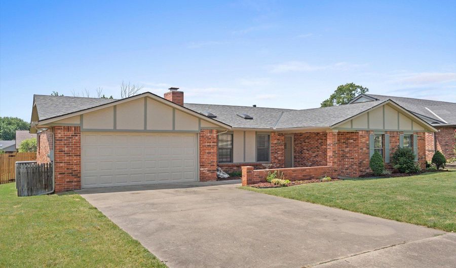 931 King Dr, Bartlesville, OK 74006 - 3 Beds, 2 Bath
