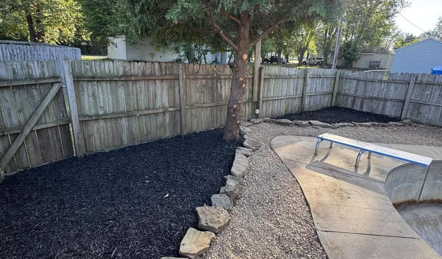 808 E Walnut St, Aurora, MO 65605 - 3 Beds, 1 Bath