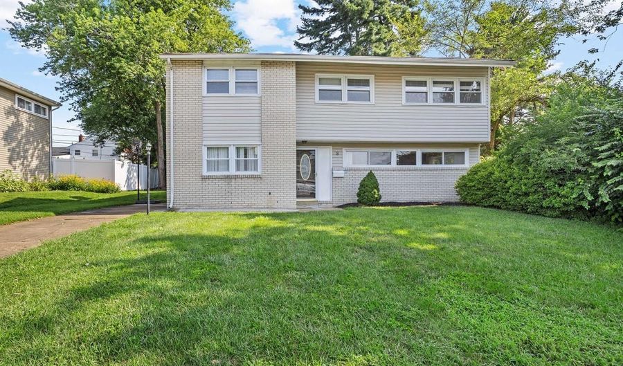 8 N AVON Dr, Claymont, DE 19703 - 3 Beds, 2 Bath
