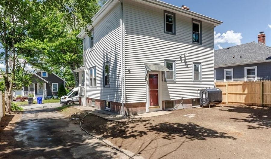 41 Wellesley Ave, North Providence, RI 02911 - 3 Beds, 2 Bath