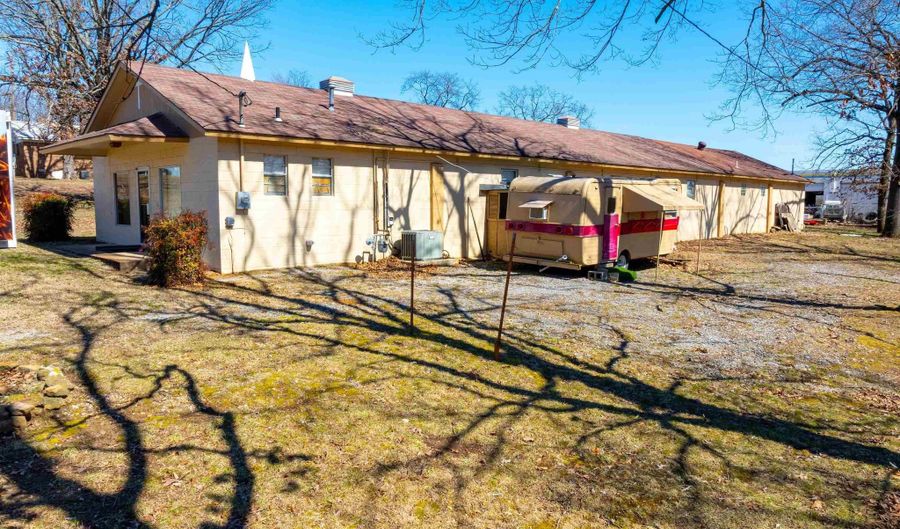 105 Chamblee Dr, Batesville, AR 72501 - 1 Beds, 5 Bath